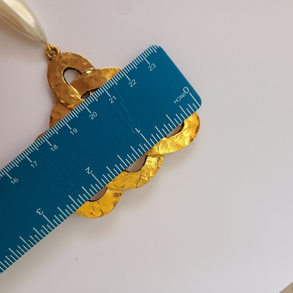 Vintage Chanel brass and simulated pearl drop knot Maison Goossens brooch, 1970s - Picture 5 of 11